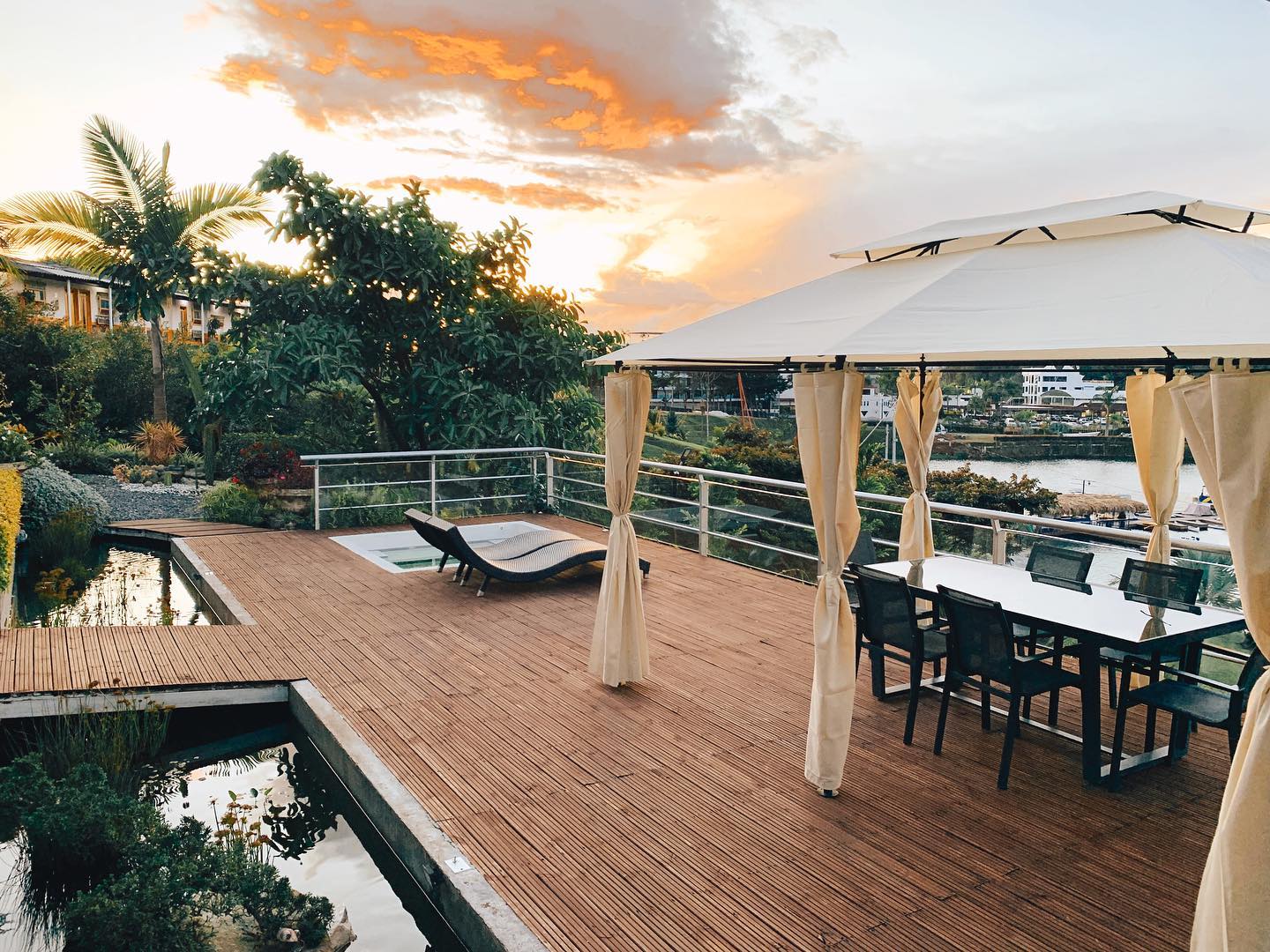 Servicios: Hoteles y alojamiento